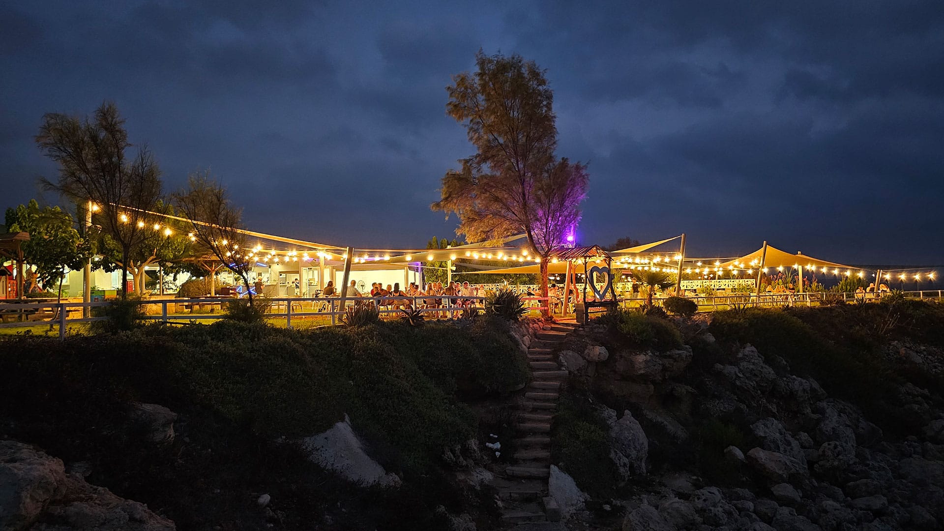 Sea Caves Lounge Bar - Cafe and Restaurant